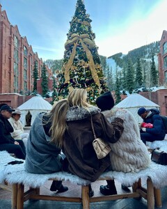 [2024.12.23] ally.m.mason_471426194_1570800363540207_7973511590749759177_n.jpg