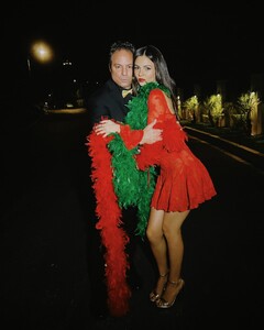 [2024.12.23] victoriajustice_470947145_18567232432006824_3981522178985768654_n.jpg