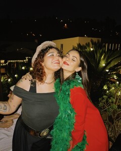 [2024.12.23] victoriajustice_470952822_18567232393006824_1857522084322506996_n.jpg