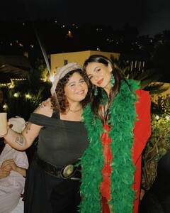 [2024.12.23] victoriajustice_471472513_18567232414006824_6874172648396281803_n.jpg