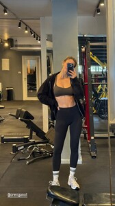 [2024.12.24] barrefaeli_470900375_18480636547041153_7656074379494406963_n.jpg