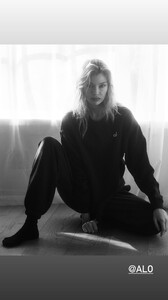 [2024.12.24] stellamaxwell_s470945433_1634727280588372_2425239435159359792_n.jpg