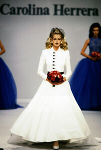 CarolinaHerreraFW19956.thumb.jpg.44ff933e70cd84055e85b3270b95c942.jpg