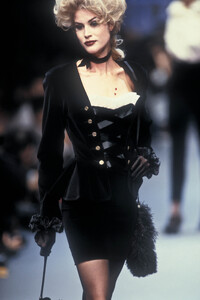 ChantalThomass1992FW5.thumb.jpg.ff081f5b5f862d5f2bacd00c4f4ffbf8.jpg