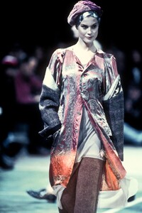 CommedesGarcons1993WomenRTW7.thumb.jpg.5039fb14ede4636ba0f7a7f5fcde2e88.jpg