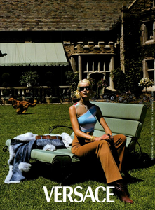 Meisel_Versace_Fall_Winter_2001_02_01.thumb.png.54a2a7024d11f0c7c63aba3aba0efcc6.png