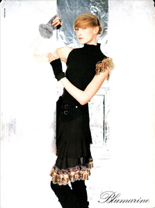 Walker_Blumarine_Fall_Winter_2001_02_05.thumb.png.d6df6f677d0bae6dc87ebc4e4e9ad4d0.png