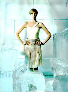 Walker_Blumarine_Fall_Winter_2001_02_09.thumb.png.da7c69200beb51695306d6f6a2b1c572.png
