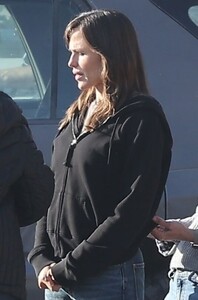 jennifer-garner-and-angourie-rice-on-a-film-set-in-malibu-12-03-2024-7.thumb.jpg.d42e761995220e99515ad527c2ca4e71.jpg