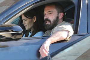 jennifer-garner-felivering-breakfast-to-ben-affleck-s-home-in-los-angeles-12-07-2024-2.jpg