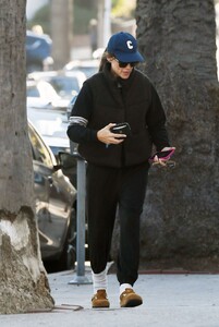 jennifer-garner-out-for-coffee-with-a-friend-in-los-angeles-12-01-2024-1.jpg