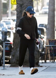 jennifer-garner-out-for-coffee-with-a-friend-in-los-angeles-12-01-2024-3.jpg
