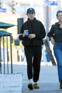 jennifer-garner-out-for-coffee-with-a-friend-in-los-angeles-12-01-2024-5.jpg