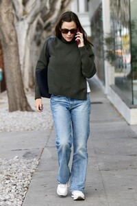 jennifer-garner-spotted-in-west-hollywood-12.13.2024-2.jpg