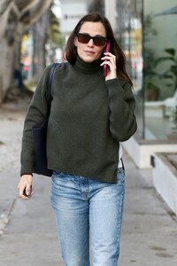 jennifer-garner-spotted-in-west-hollywood-12.13.2024-6.jpg