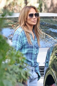 jennifer-lopez-goes-house-hunting-in-brentwood-and-beverly-hills-12-06-2024-1.jpg
