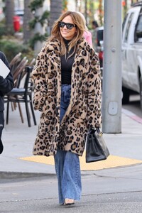 jennifer-lopez-out-form-coffee-with-her-assistant-in-beverly-hills-12-03-2024-4.jpg