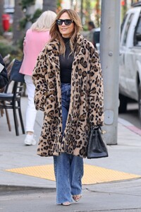 jennifer-lopez-out-form-coffee-with-her-assistant-in-beverly-hills-12-03-2024-5.jpg