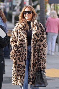 jennifer-lopez-out-form-coffee-with-her-assistant-in-beverly-hills-12-03-2024-8.jpg