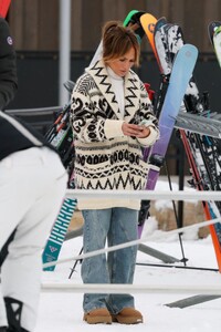 jennifer-lopez-s-aspen-adventure-a-fashionable-family-affair-12-26-2024-1.jpg