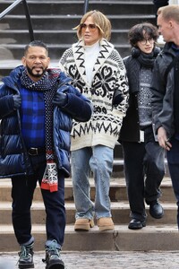 jennifer-lopez-s-aspen-adventure-a-fashionable-family-affair-12-26-2024-5.jpg
