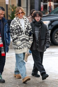 jennifer-lopez-s-aspen-adventure-a-fashionable-family-affair-12-26-2024-8.jpg