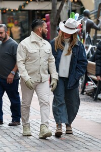 jennifer-lopez-s-cowboy-chic-in-aspen-a-fashion-statement-0.jpg