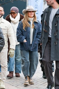 jennifer-lopez-s-cowboy-chic-in-aspen-a-fashion-statement-4.jpg