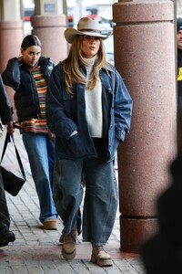 jennifer-lopez-s-cowboy-chic-in-aspen-a-fashion-statement-7.jpg