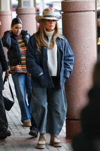 jennifer-lopez-s-cowboy-chic-in-aspen-a-fashion-statement-8.jpg
