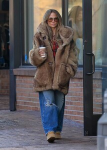 jennifer-lopez-s-luxe-christmas-eve-look-in-aspen-12-24-2024-12.jpg