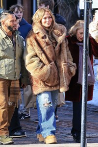 jennifer-lopez-s-luxe-christmas-eve-look-in-aspen-12-24-2024-4.jpg