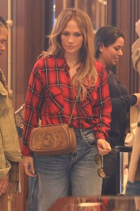 jennifer-lopez-s-luxe-christmas-eve-look-in-aspen-12-24-2024-9.jpg