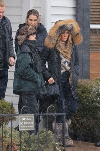 jennifer-lopez-s-snowy-christmas-chic-in-aspen-12-25-2024-0.jpg