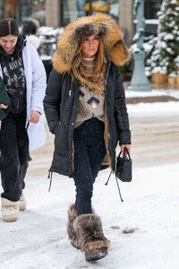 jennifer-lopez-s-snowy-christmas-chic-in-aspen-12-25-2024-12.jpg