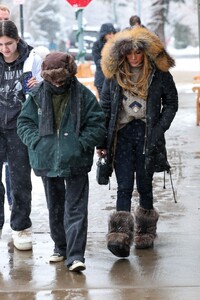 jennifer-lopez-s-snowy-christmas-chic-in-aspen-12-25-2024-6.jpg