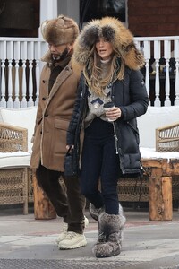 jennifer-lopez-s-snowy-christmas-chic-in-aspen-12-25-2024-9.jpg