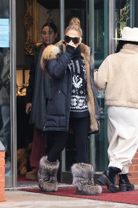 jennifer-lopez-s-winter-chic-aspen-shopping-spree-12-27-2024-2.jpg