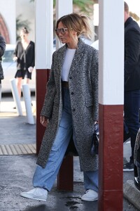 jennifer-lopez-shines-at-brentwood-country-mart-with-new-bodyguard-12.20.2024-0.jpg