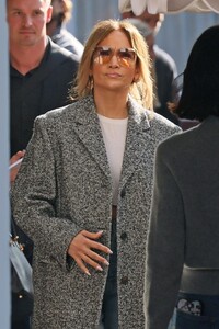 jennifer-lopez-shines-at-brentwood-country-mart-with-new-bodyguard-12.20.2024-11.jpg