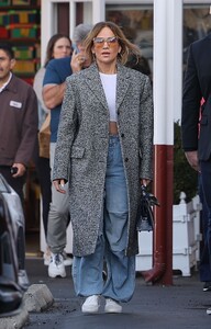 jennifer-lopez-shines-at-brentwood-country-mart-with-new-bodyguard-12.20.2024-14.jpg
