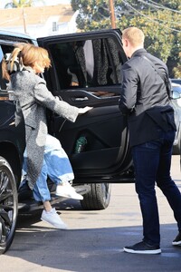 jennifer-lopez-shines-at-brentwood-country-mart-with-new-bodyguard-12.20.2024-4.jpg