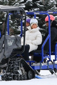jennifer-lopez-shines-in-aspen-ski-chic-with-chanel-and-ralph-lauren-12-28-2024-5.jpg
