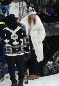 jennifer-lopez-shines-in-aspen-ski-chic-with-chanel-and-ralph-lauren-12-28-2024-7.jpg