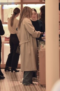 jennifer-lopez-shopping-at-polo-ralph-lauren-11-29-2024-1.jpg