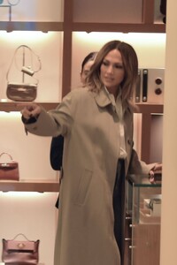 jennifer-lopez-shopping-at-polo-ralph-lauren-11-29-2024-2.jpg