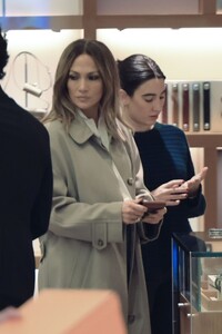jennifer-lopez-shopping-at-polo-ralph-lauren-11-29-2024-6.jpg