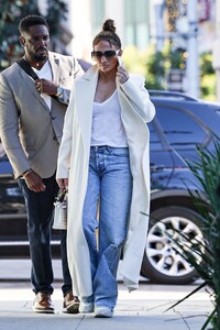 jennifer-lopez-shops-rodeo-drive-with-family-pre-christmas-12.21.2024-1.jpg