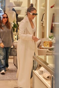 jennifer-lopez-shops-rodeo-drive-with-family-pre-christmas-12.21.2024-3.jpg