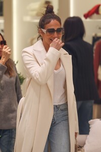 jennifer-lopez-shops-rodeo-drive-with-family-pre-christmas-12.21.2024-5.jpg
